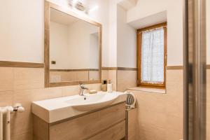 a bathroom with a sink and a mirror at Casa Sicina Albina in Sicina +25 photos