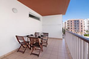 un balcón con mesa y sillas. en Apartamento Armação de Pêra, en Armação de Pêra
