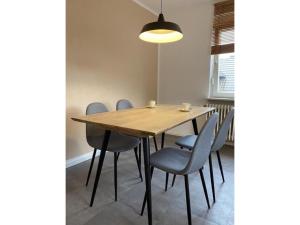 a dining room with a wooden table and chairs at Die Raspel in Melsungen