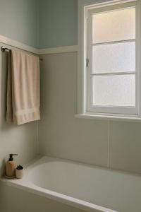 Koupelna v ubytování Sunny Lawn Retreat Central Spacious Backyard