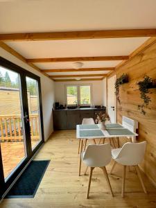フィッシュバッハウにあるNATURAMA Glockenalmの家の中のテーブルと椅子が備わる部屋