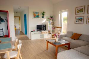 a living room with a couch and a table at Radawnica pl - Tu odpoczniesz! in Skorka