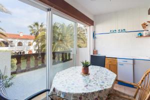 una cucina con un tavolo e una grande finestra di Nueva Playa a Denia