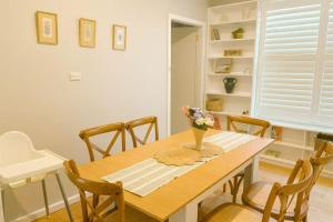 Posezení v ubytování Sunny Lawn Retreat Central Spacious Backyard + 27 fotografií