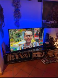 ラ・シオタにあるMaisonette Plageの男写真付きテレビ +9枚の写真