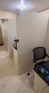 una oficina con escritorio y silla en una habitación en Uplink Services, en Marilao