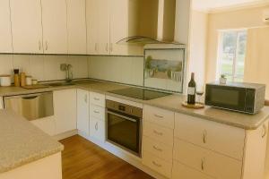 Kuchyň nebo kuchyňský kout v ubytování Sunny Lawn Retreat Central Spacious Backyard