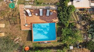 - une vue sur la piscine dans la cour dans l'établissement Ca Olivella, à Casarza Ligure