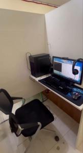 escritorio con ordenador portátil y silla en Uplink Services, en Marilao