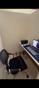 escritorio con silla y ordenador portátil en Uplink Services, en Marilao