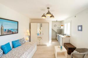 sala de estar con cama y baño en studio proche Lac Hossegor, en Soorts-Hossegor 13 fotos más