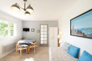 una sala de estar con una mesa y un sofá en studio proche Lac Hossegor, en Soorts-Hossegor