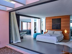 Illes BalearsにあるVilla Ibiza Sea and Sunset Viewのベッドと大きな窓のある寝室 +37枚の写真