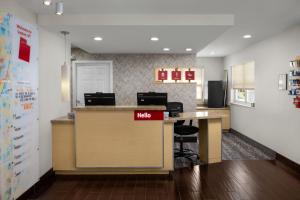 レイトンにあるTownePlace Suites Salt Lake City Laytonのヘルプサインが置かれた机のあるオフィス +35枚の写真