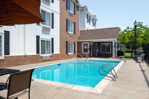 レイトンにあるTownePlace Suites Salt Lake City Laytonの建物の前のプール