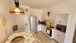 Η κουζίνα ή μικρή κουζίνα στο Melony Apartments Htmarim 22 Street