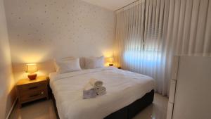 Ένα ή περισσότερα κρεβάτια σε δωμάτιο στο Melony Apartments Htmarim 22 Street