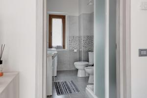 une salle de bain blanche avec toilettes et lavabo dans l'établissement Chalet La Greta con vista, à Firenzuola 14 autres photos