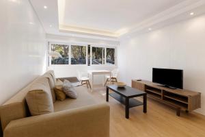 TV a/nebo společenská místnost v ubytování Quiet Under The Trees