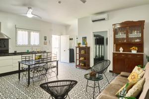 un salon avec un canapé et une table et une cuisine dans l'établissement Marisol' House, à Puente-Genil