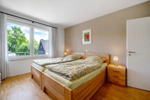 une chambre avec un lit et une grande fenêtre dans l'établissement im Naturpark Rhein-westerwald, à Puderbach