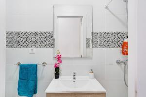 San FernandoにあるUn descanso 2の洗面台と鏡のある白いバスルーム +11枚の写真