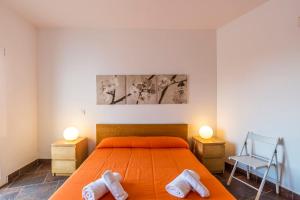 een slaapkamer met een bed en 2 handdoeken bij Villa Eduard in Binibeca +25 foto's