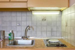 un comptoir de cuisine avec un évier et une cuisinière dans l'établissement Adang Ferienwohnung Fernblick, à Tirolo 14 autres photos