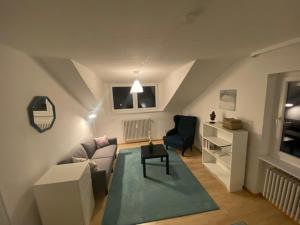 コンスタンツにあるOberdorfのソファと椅子のあるリビングルーム