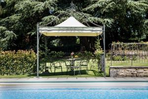 Bazén v ubytování Agriresort & Spa Fattoria I Ricci nebo v jeho okolí