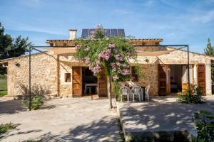 an entrance to a stone house with a table and chairs at Es Camp Pla in Sineu