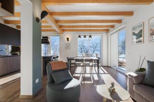eine Küche und ein Wohnzimmer mit Tisch und Stühlen in der Unterkunft La Maison du Renard in Aosta