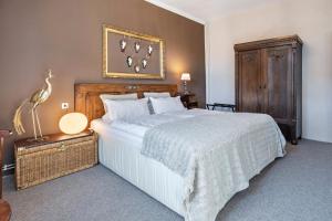 a bedroom with a large bed with a wooden headboard at Landhaus Heiddorf in Neu Kaliß