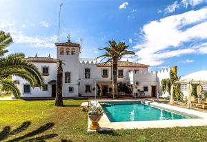 Bazén v ubytování Hacienda El Corchuelo en Marchena nebo v jeho okolí