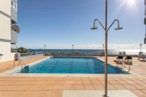 una piscina con el océano al fondo en Apartment with sea view, en Almuñécar