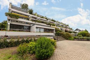 un bâtiment avec des plantes sur son côté dans l'établissement Ferienwohnung Fetscher 2, à Île de Reichenau