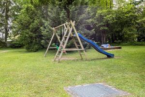 une aire de jeux avec une échelle et un toboggan dans l'établissement Ferienwohnung Fetscher 2, à Île de Reichenau