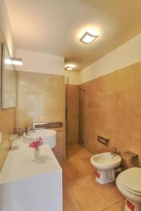 Rio nellʼElbaにあるVilletta Natura Casa Cのバスルーム(トイレ2つ、シンク、シャワー付)