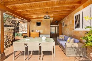 eine Terrasse mit einem Sofa und einem Tisch und Stühlen in der Unterkunft Holiday Home Hemi in Islas Canarias