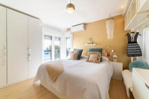 アルメリアにあるOcean Views, Paseo Marítimoのベッドと窓のある寝室