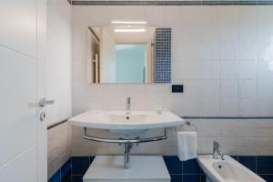 een badkamer met een wastafel, een bad en een spiegel bij Dimora di Artemide in Otranto +21 foto's