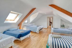 Habitación en el ático con 4 camas y ventana en Villa Léa Vue mer d'exception Plage, en Batz-sur-Mer