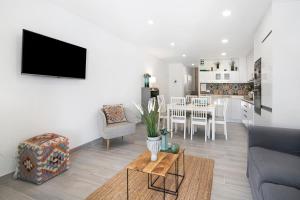 una sala de estar con un sofá y una mesa en Apartamento Acácia, en Vale do Lobo