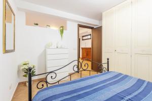 パレルモにあるLa Casa Di Alina Mondelloの青い毛布が掛けられたベッドのある寝室