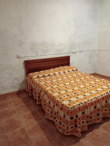 ein Schlafzimmer mit einem Bett aus Körben in der Unterkunft El Granero in El Real de la Jara