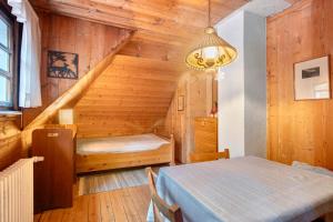 Un dormitorio con una cama y una escalera en una habitación. en Zähringer Hütte, en Menzenschwand-Hinterdorf