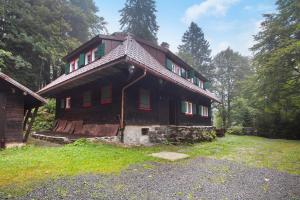 una gran casa de madera en medio de un campo en Zähringer Hütte, en Menzenschwand-Hinterdorf