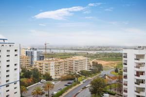 ポルティマンにあるKarol Vazの建物のある都市の航空写真