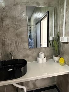 Phumĭ Kâoh RŏngにあるDavid's Hostel & Restaurantの黒い洗面台と鏡のあるバスルーム +36枚の写真