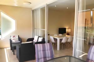 a living room with a table and chairs at Apartamento Francás in Comarruga